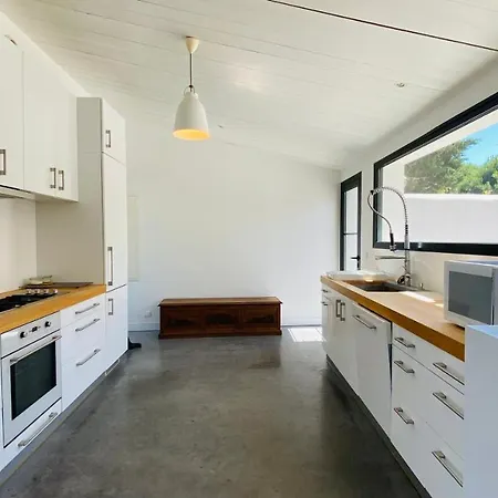 A La Decoration Moderne Avec Piscine Proche Plage
