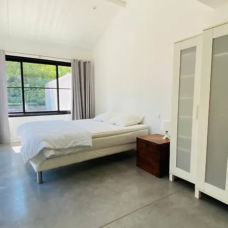 A La Decoration Moderne Avec Piscine Proche Plage *