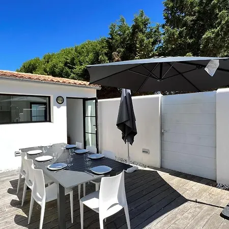 A La Decoration Moderne Avec Piscine Proche Plage