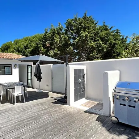 A La Decoration Moderne Avec Piscine Proche Plage