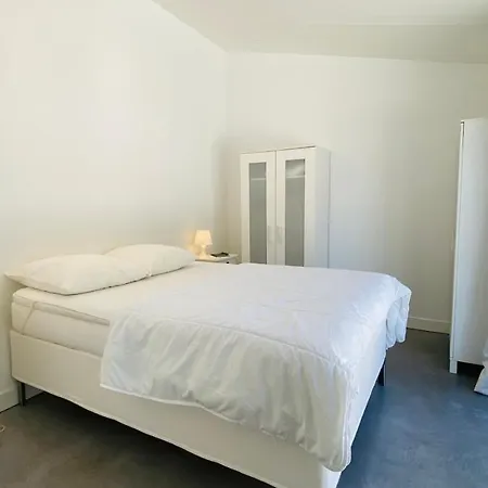 A La Decoration Moderne Avec Piscine Proche Plage Willa