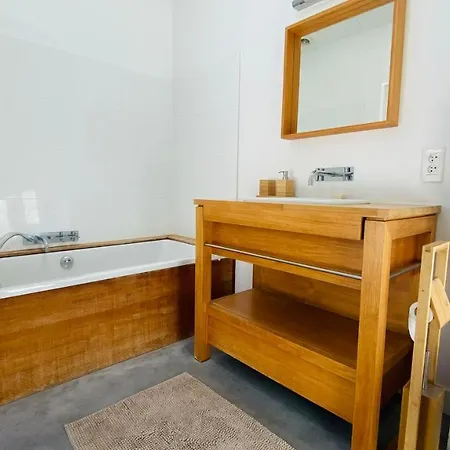 Willa A La Decoration Moderne Avec Piscine Proche Plage