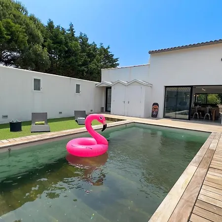 A La Decoration Moderne Avec Piscine Proche Plage *